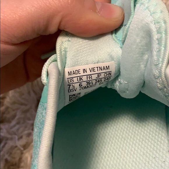 Adidas sneakers size 7 1/2 worn ONCE - Picture 3 of 3